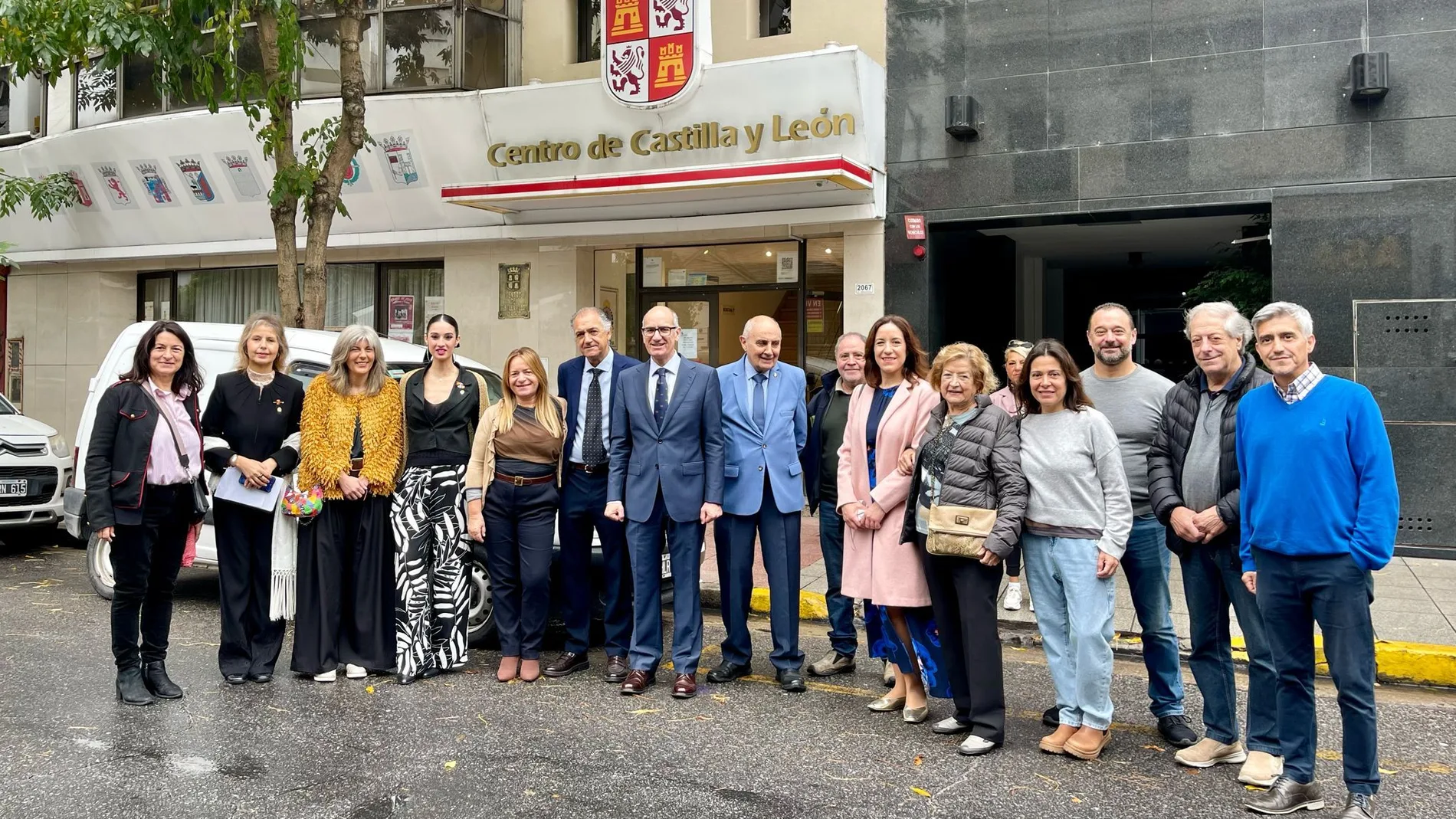 La delegación de la Diputación de Salamanca, con Javier Iglesias a la cabeza, visita a los salmantinos residentes en Mar del Pla