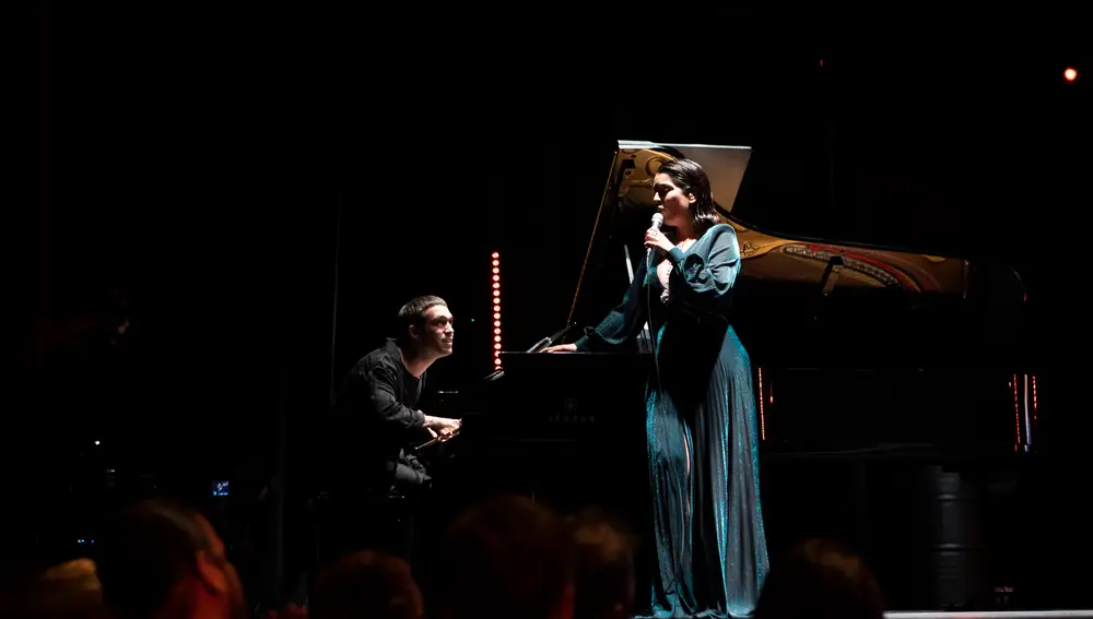 Ruth Lorenzo y Víctor Elías hicieron una demostración de talento musical en la gala de los Premios Astarté de Ibicine