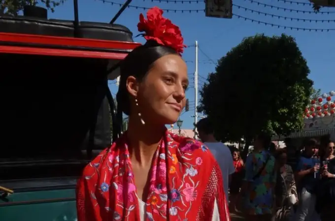 Victoria Federica se viste de flamenca (en blanco y rojo) junto a Tana Rivera para el primer día de Feria de Abril