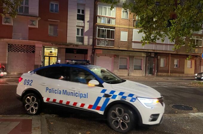 Cuatro jóvenes protagonizan una reyerta y agreden con palos a otros tantos policías locales en Valladolid cuando intentan mediar