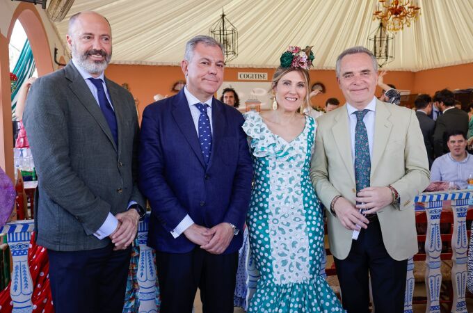 La decana, Ana Jáuregui, acompañada del alcalde de Sevilla, Antonio Sanz, y más autoridades en la caseta de Cogitise