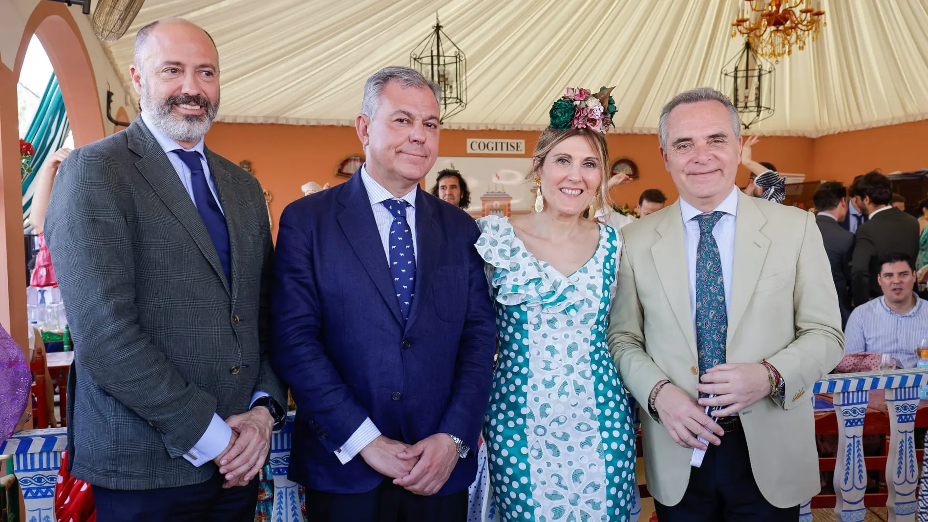 La decana, Ana Jáuregui, acompañada del alcalde de Sevilla, Antonio Sanz, y más autoridades en la caseta de Cogitise