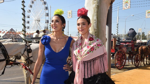 Paz Padilla y su hija, Anna, disfrutando de la Feria de Abril.