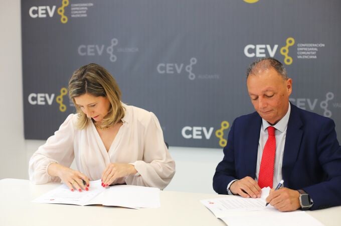 La rectora de la VIU, Eva María Giner, y el presidente de la CEV, Salvador Navarro