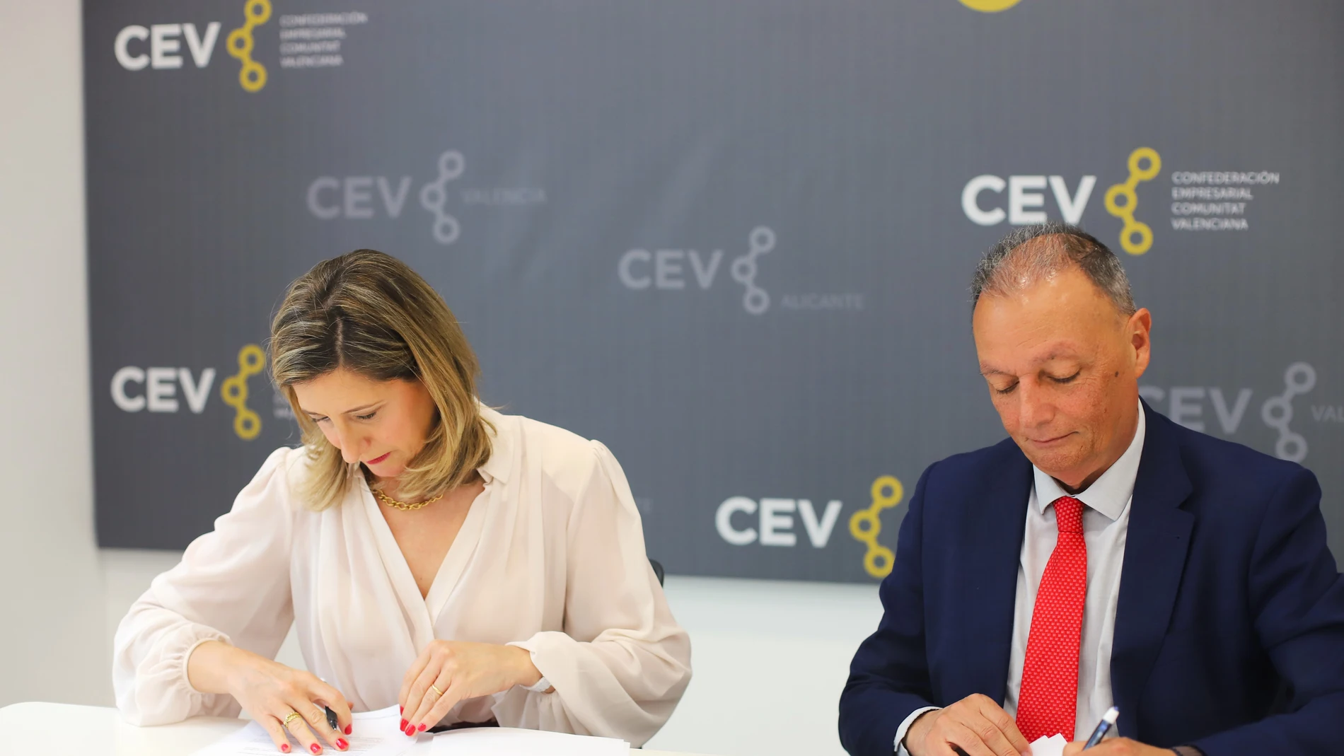 La rectora de la VIU, Eva María Giner, y el presidente de la CEV, Salvador Navarro