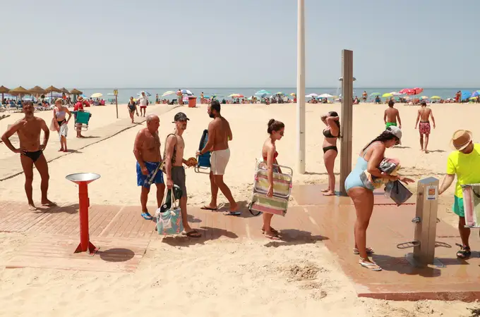 Las duchas de las playas de Cádiz volverán a estar sin agua en verano