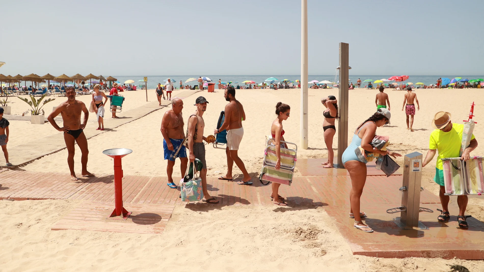 Las duchas y lavapiés de Cádiz volverán a estar sin agua este verano, una medida que está generando polémica en la ciudad