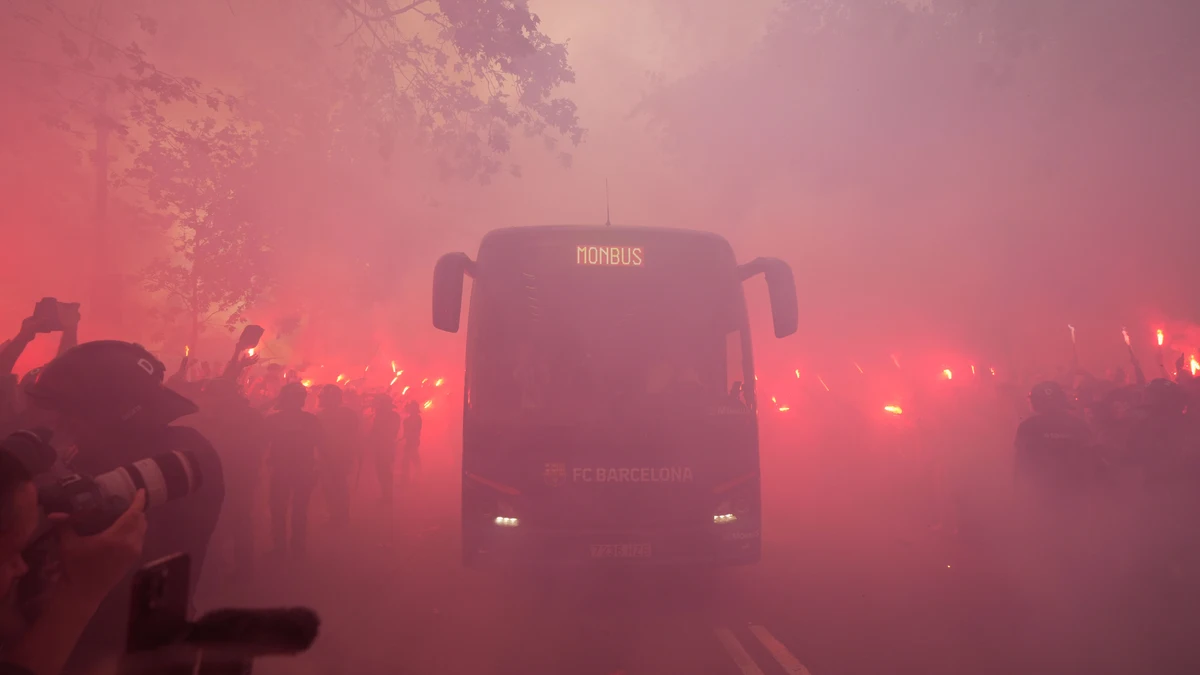 Los aficionados del Barcelona apedrean el autobús de su equipo al confundirlo con el del PSG