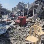 Cazas israelíes destruyeron una plaza residencial en el campo de refugiados de Al Maghazi, en el centro de la Franja de Gaza 