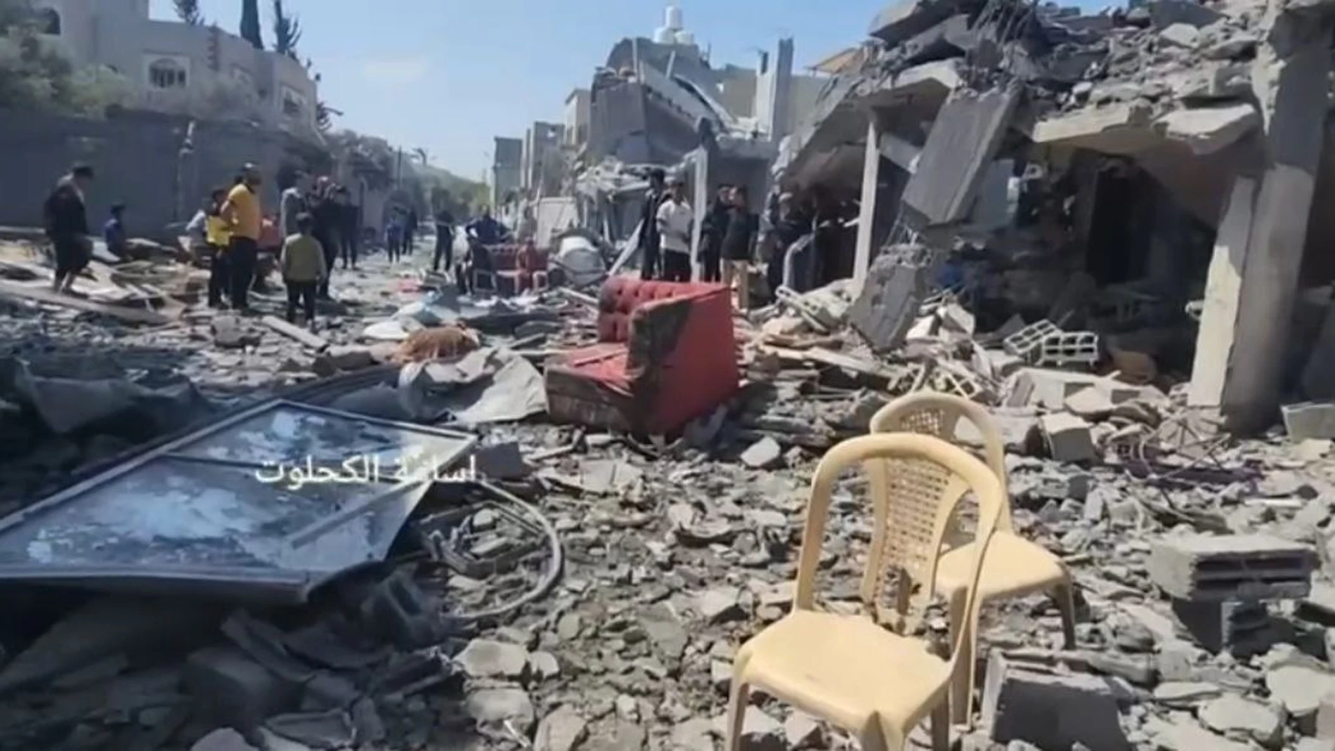 Cazas israelíes destruyeron una plaza residencial en el campo de refugiados de Al Maghazi, en el centro de la Franja de Gaza 
