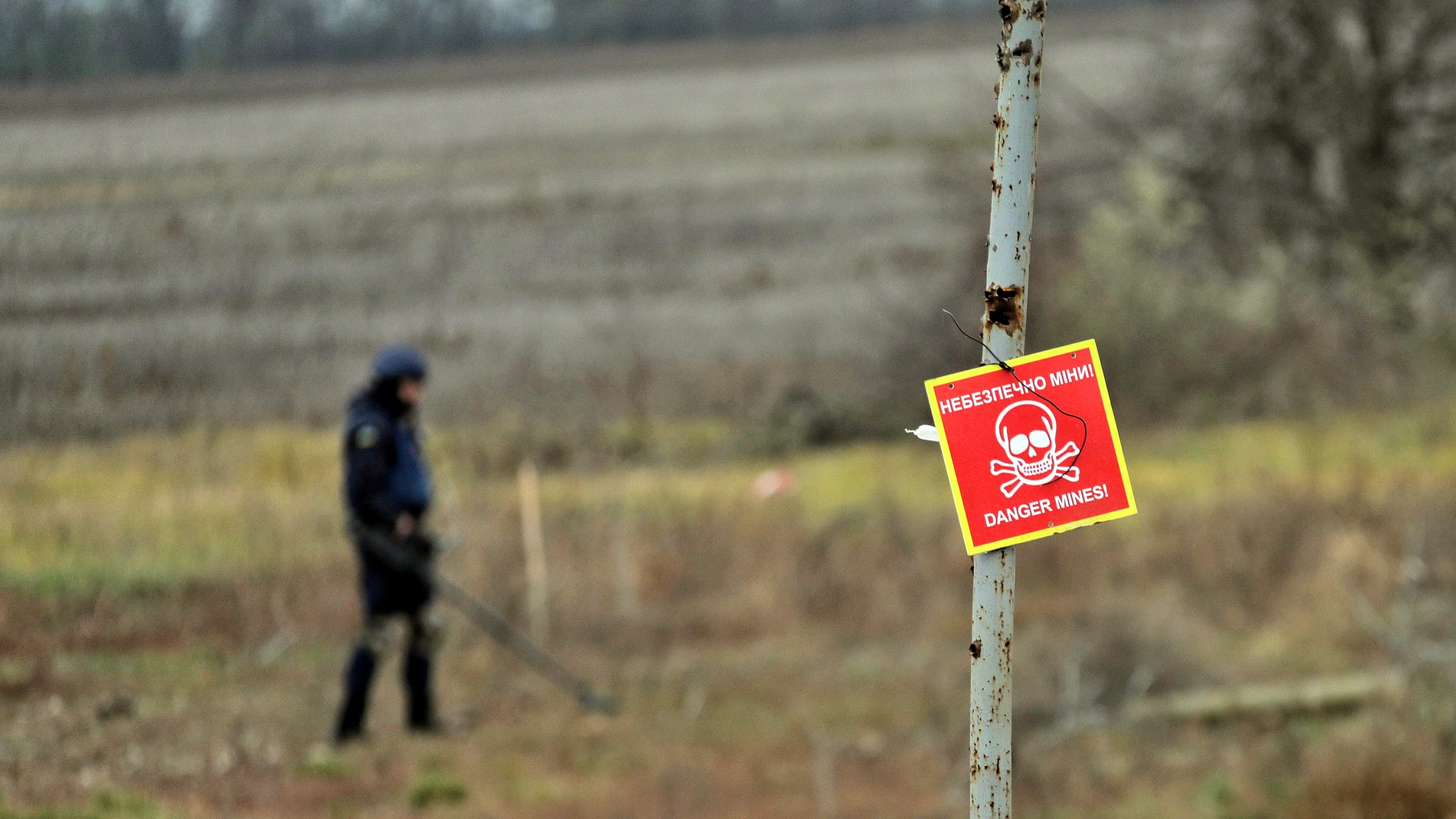 November 16, 2022, Kherson Region, Ukraine: A 'Danger Mines!' sign is pictured during a mine clearance effort in the part of Kherson Region liberated from Russian invaders, southern Ukraine. (Foto de ARCHIVO) 16/11/2022