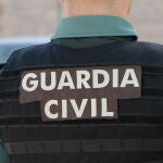 Un agente de la Guardia Civil, de espalda.