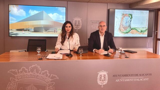 Los portavoces del Gobierno Local de Alicante, Ana Poquet, y Manuel Villar, en rueda de prensa.