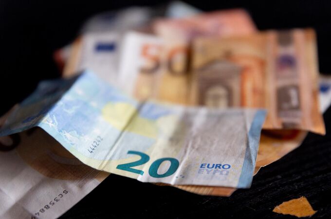 Incautados 120.000 euros ocultos en una 'caleta' debajo de la alfombrilla de un coche en Hortaleza 