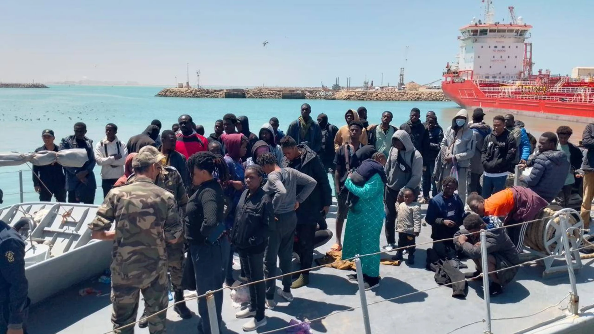 RABAT (MARRUECOS), 17/04/2024.- La Marina Real marroquí interceptó este miércoles dos embarcaciones a la deriva en el Atlántico con un total de 131 personas migrantes, de nacionalidad subsahariana, que intentaban llegar a las islas Canarias. EFE/ Estado Mayor General Del Ejército Marroquí SOLO USO EDITORIAL SOLO DISPONIBLE PARA ILUSTRAR LA NOTICIA QUE ACOMPAÑA (CRÉDITO OBLIGATORIO) 