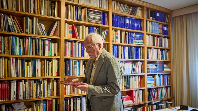 El escritor español Luis Mateo Díez en su biblioteca