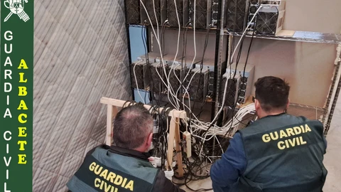 Detenidas tres personas que tenían enchufadas ilegalmente 68 maquinas informáticas para Bitcoin en Albacete