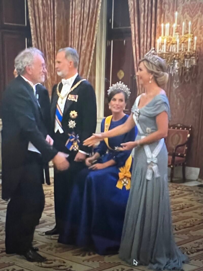 El neuroma de Morton obliga a la Reina Letizia a sentarse en el besamanos de la cena de Gala en Ámsterdam