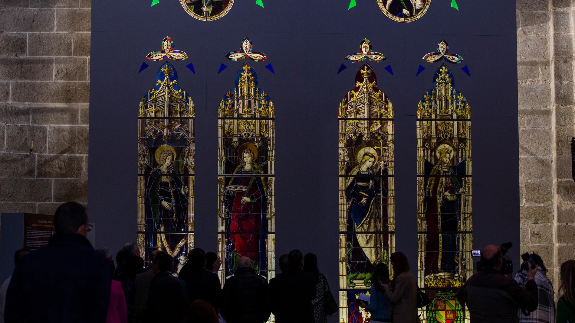 Exposición sobre la restauración de las vidrieras del muro norte del transepto de la catedral de Ávila