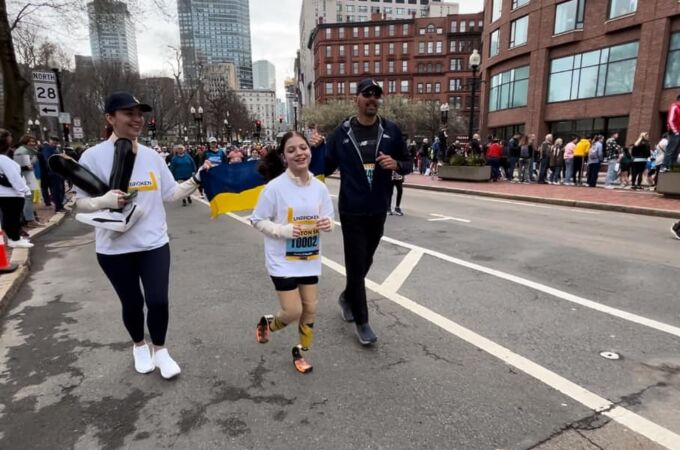 Niña ucraniana compite en la maratón de Boston después de perder ambas piernas 