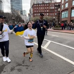 Niña ucraniana compite en la maratón de Boston después de perder ambas piernas 