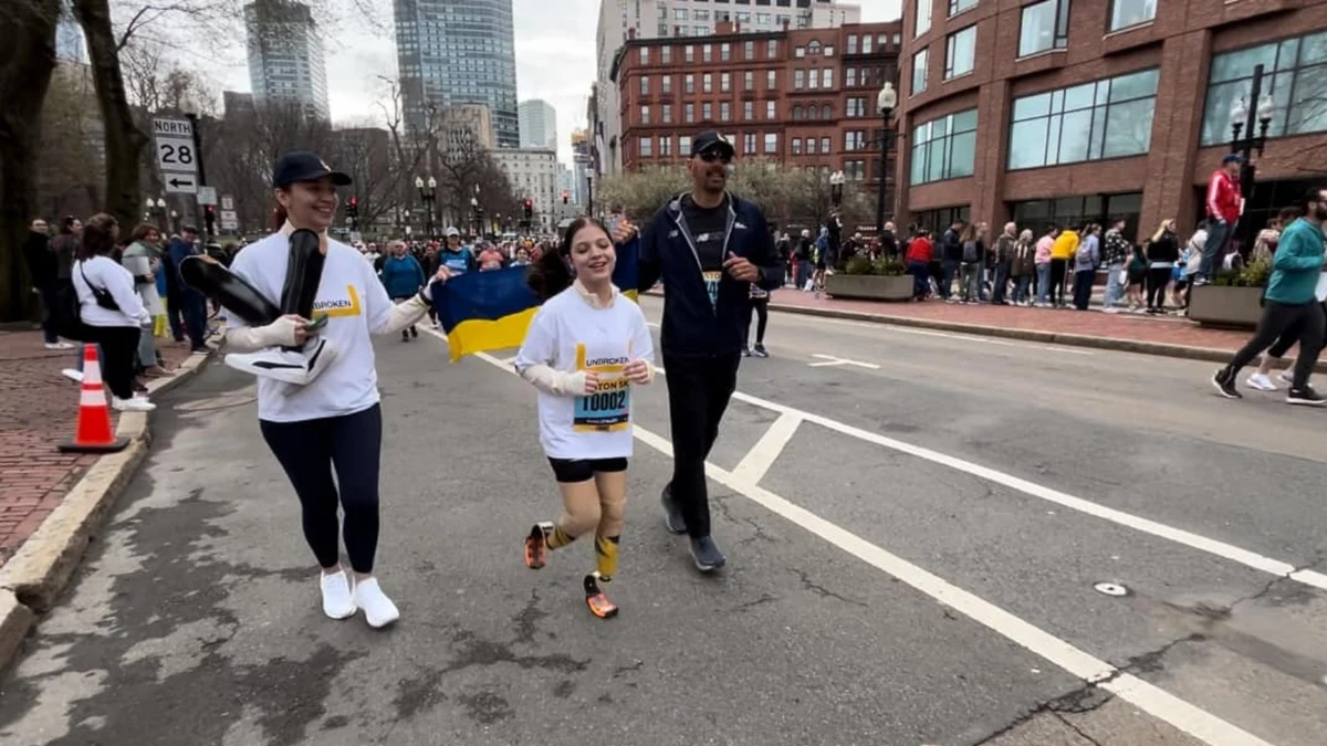 Niña ucraniana compite en la maratón de Boston después de perder ambas piernas en ataque con misiles