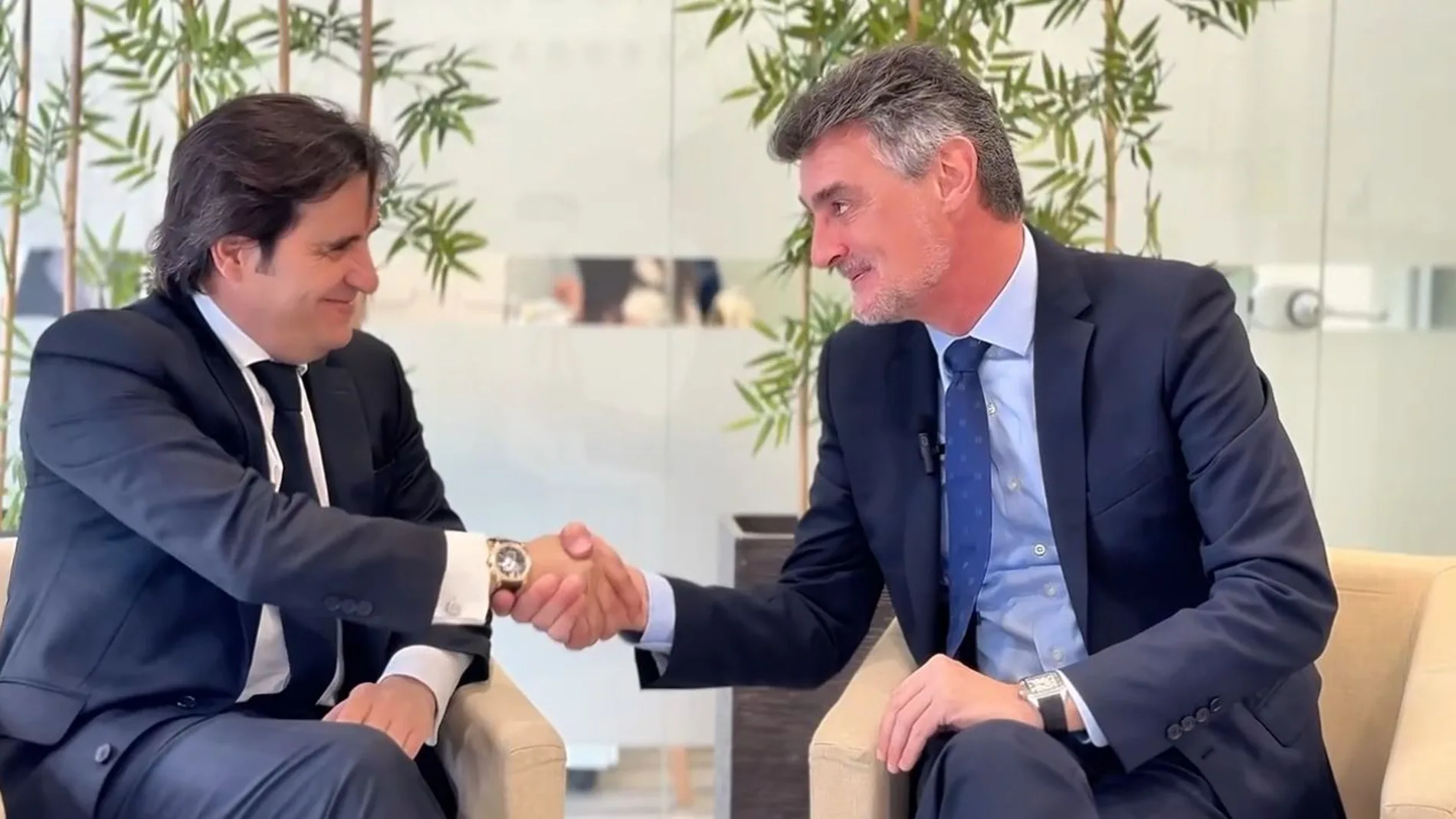 Andrés Zapata (izda) e Ignacio Castillo Castrillón (dcha) en la imagen del acuerdo de fusión