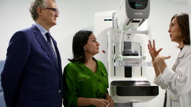 El consejero de Salud, Juan José Pedreño, visitó el Servicio de Radiología del hospital de Yecla.