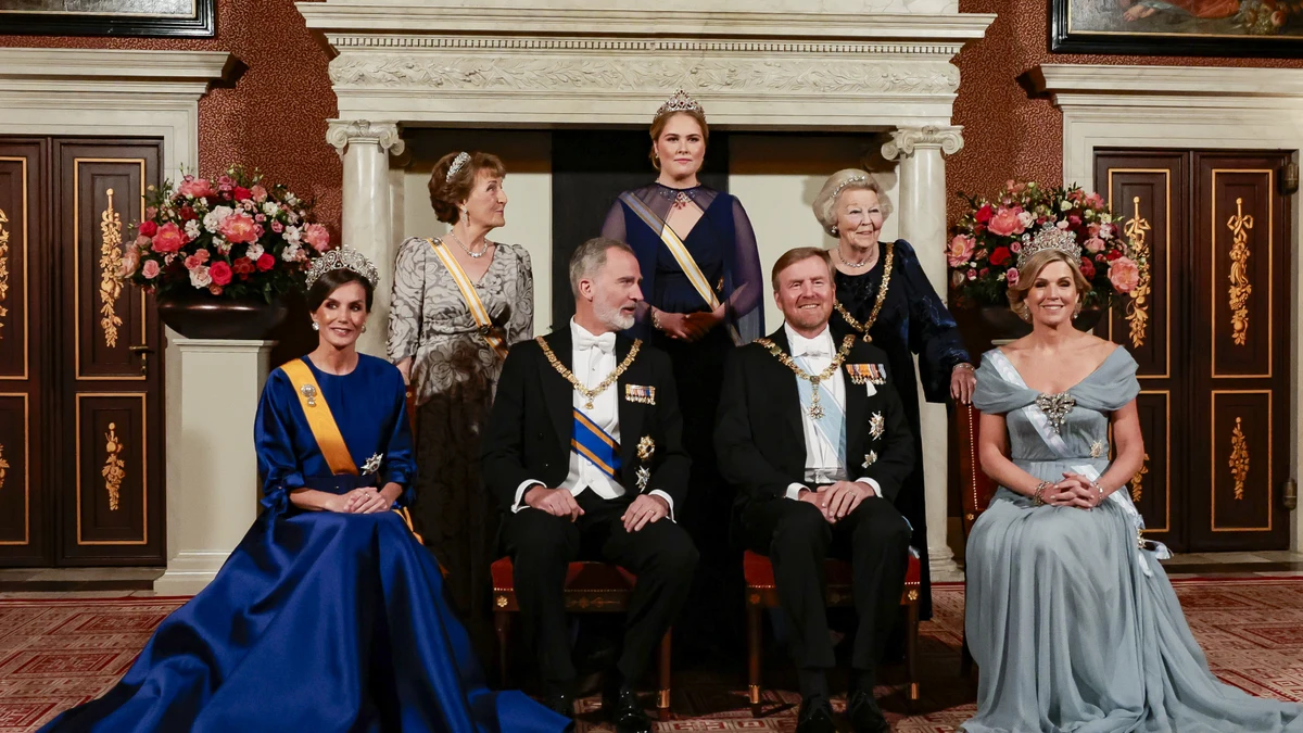 La Reina Letizia se corona en la cena de Estado en Holanda de azul noche y con la tiara Rusa del joyero real