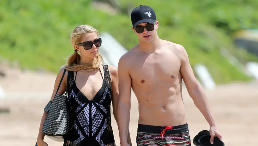 Paris Hilton y River Viiperi paseando de la mano en la playa en 2013