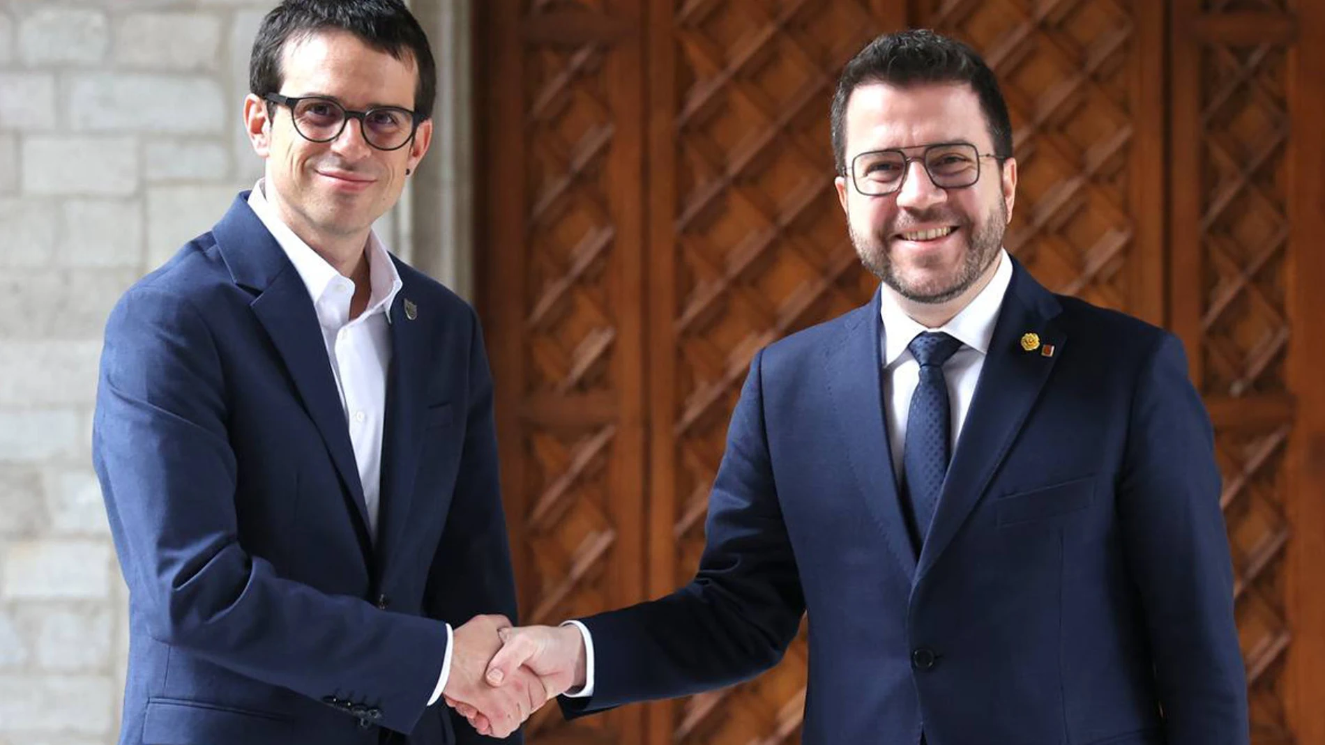 El candidato de EH Bildu a lehendakari, Pello Otxandiano, con el president de Catalunya, Pere Aragonés, en el Palau de la Generalitat, en Barcelona EH BILDU (Foto de ARCHIVO) 15/02/2024