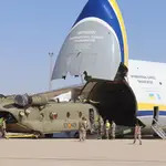 Momento en que uno de los helicópteros Chinook F del Ejército de Tierra sale del Antonov 124