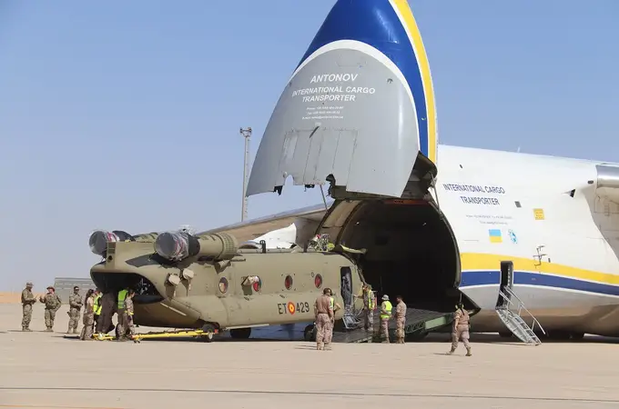 Así ha sido la impresionante llegada a Irak de los helicópteros Chinook F del Ejército de Tierra en las 