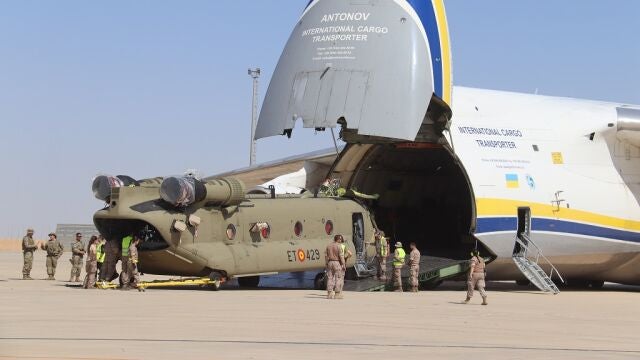 Momento en que uno de los helicópteros Chinook F del Ejército de Tierra sale del Antonov 124
