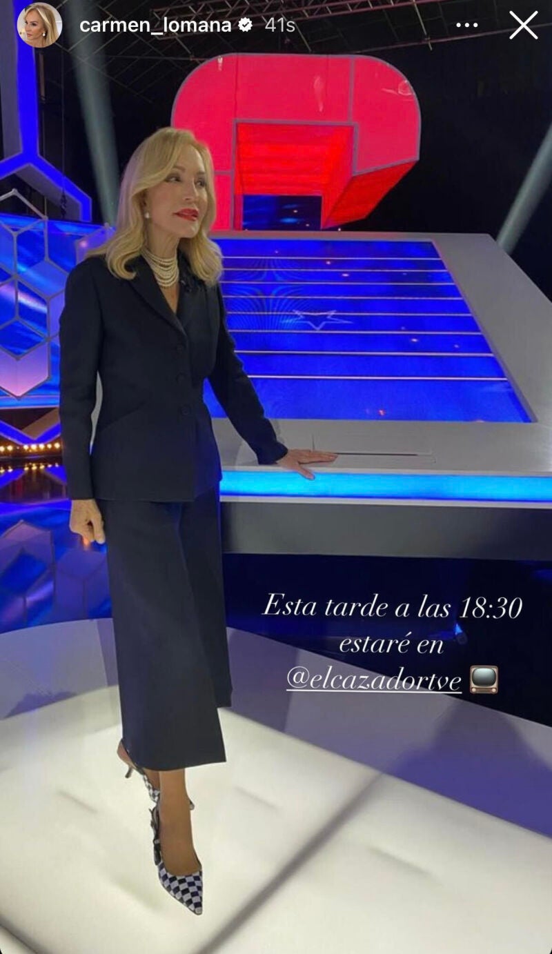 Carmen Lomana con traje negro.