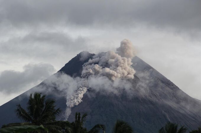 AMP.- Indonesia eleva al máximo el nivel de alerta por la erupción del volcán Ruang