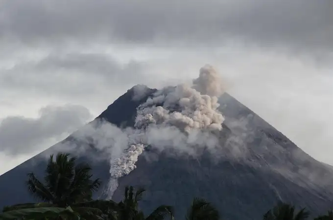 La erupción de un volcán pone en alerta máxima a Indonesia y desata el aviso de tsunami
