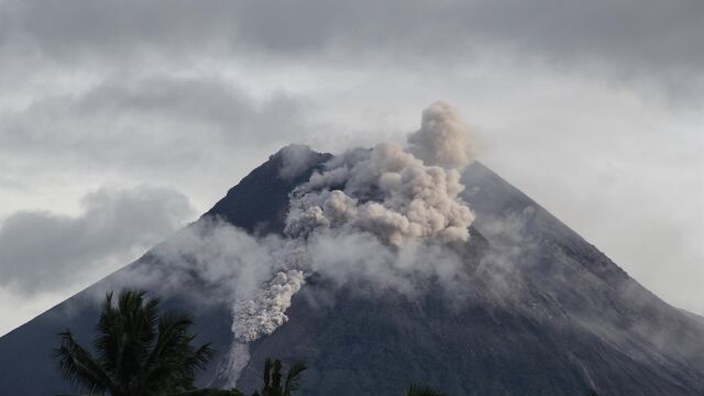 AMP.- Indonesia eleva al máximo el nivel de alerta por la erupción del volcán Ruang