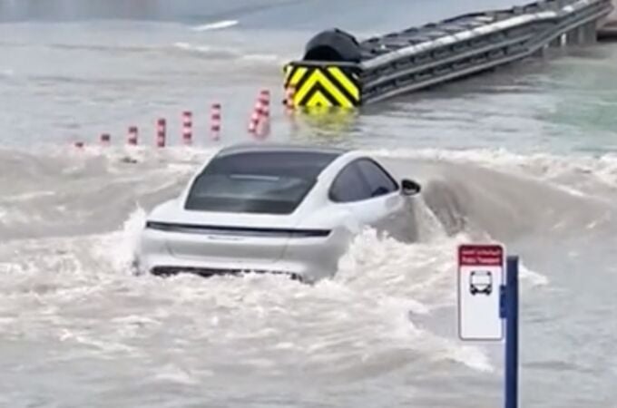 Conductor desafía a la naturaleza conduciendo por las calles inundadas de Dubái