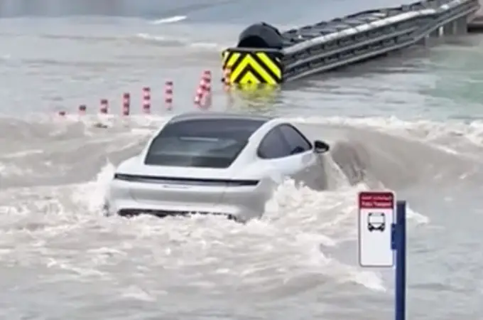 Conductor desafía a la naturaleza al conducir por las calles inundadas de Dubái