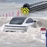 Conductor desafía a la naturaleza conduciendo por las calles inundadas de Dubái