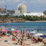 Vista desde la playa de la Almadraba de la central nuclear de Vandellòs (Tarragona).