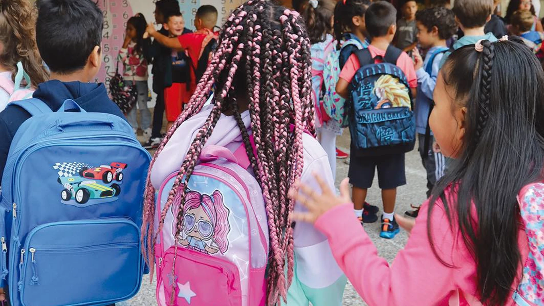 Imagen de escolares de Alcobendas en la entrada a su centro educativo AYUNTAMIENTO DE ALCOBENDAS (Foto de ARCHIVO) 05/09/2023