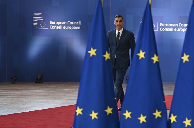 El presidente del Gobierno, Pedro Sánchez, se dirige a ofrecer una rueda de prensa antes de participar ayer miércoles en la cena de trabajo del Consejo Europeo. 