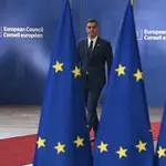 El presidente del Gobierno, Pedro Sánchez, se dirige a ofrecer una rueda de prensa antes de participar ayer miércoles en la cena de trabajo del Consejo Europeo. 
