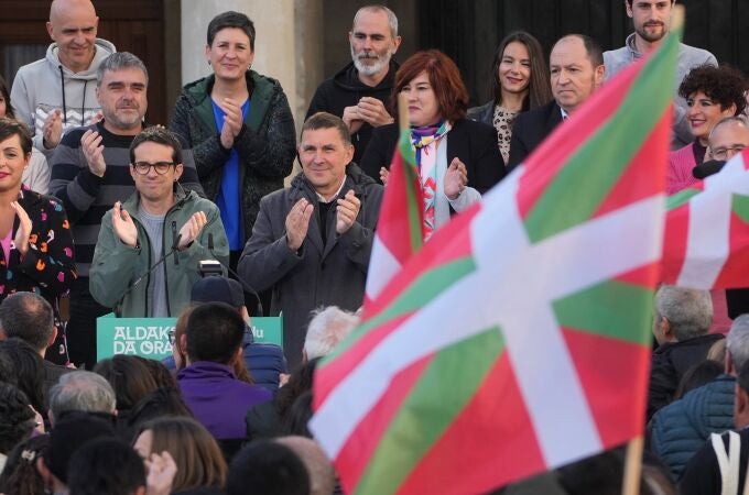 El coordinador de EH Bildu Arnaldo Otegi (c) y el candidato Pello Otxandiano (2i) durante un acto de campaña para las elecciones vascas celebrado este jueves en Vitoria. 