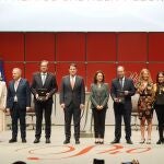 Foto de familia del presidente Fernández Mañueco junto a los galardonados este año con los Premios Castilla y León