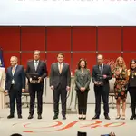 Foto de familia del presidente Fernández Mañueco junto a los galardonados este año con los Premios Castilla y León