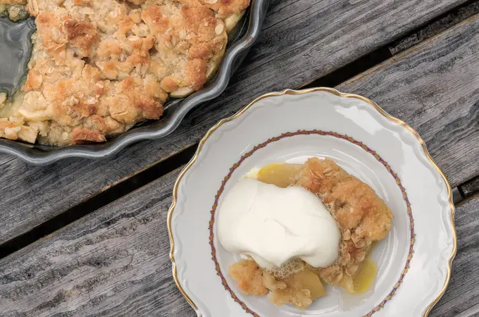 Así puedes hacer el ''Crumble de manzana de mi tía gunilla'', la famosa receta nórdica de Nina Olsson