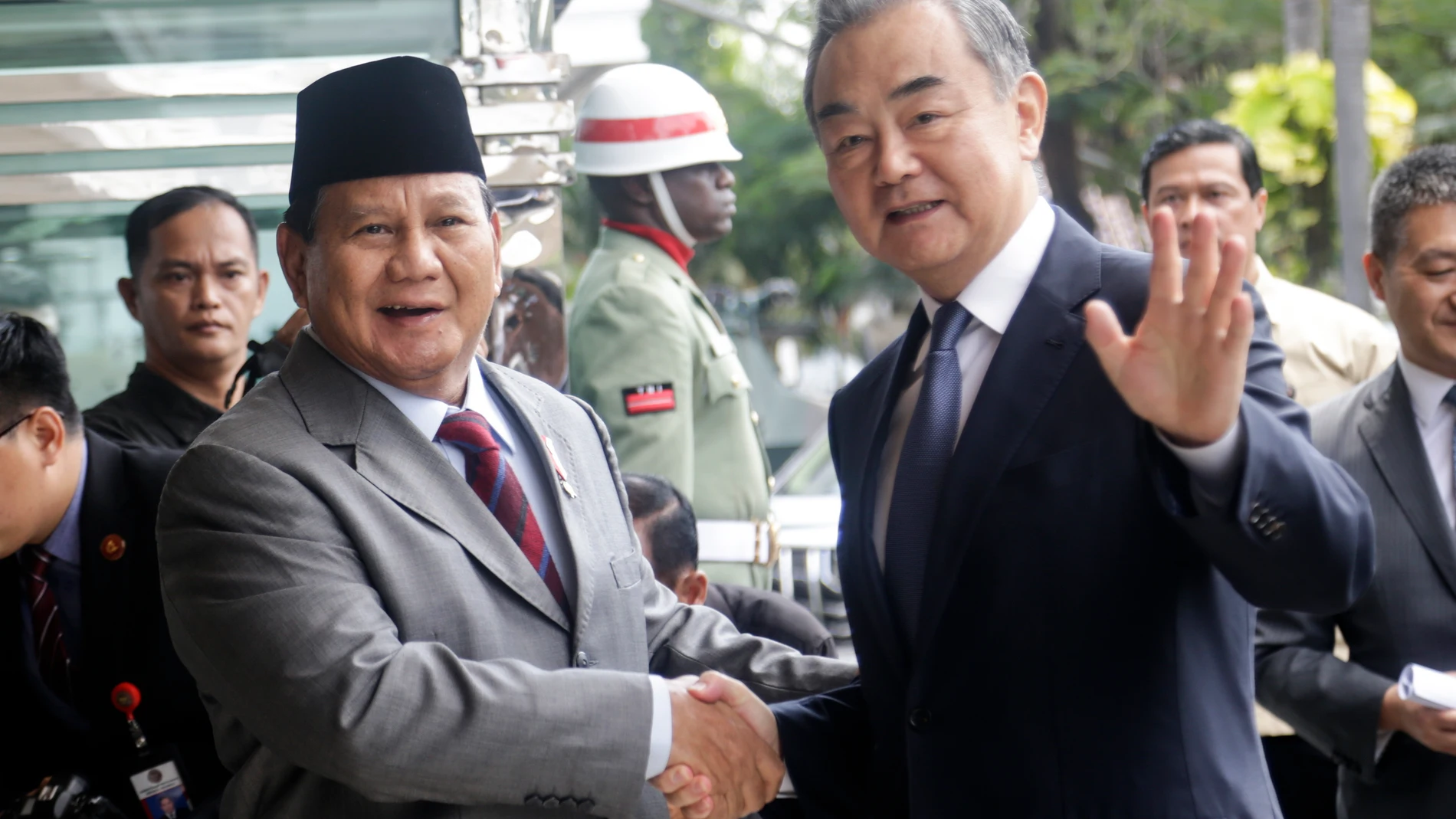 Jakarta (Indonesia), 18/04/2024.- Chinese Foreign Affairs Minister Wang Yi (R) is greeted by Indonesian Defense Minister Prabowo Subianto ahead of a meeting in Jakarta, Indonesia, 18 April 2024. Wang Yi will visit Indonesia, Cambodia, and Papua New Guinea during an official trip between 18 and 23 April. (Camboya, República Guinea, Papúa-Nueva Guinea, Papúa Nueva Guinea) EFE/EPA/BAGUS INDAHONO 